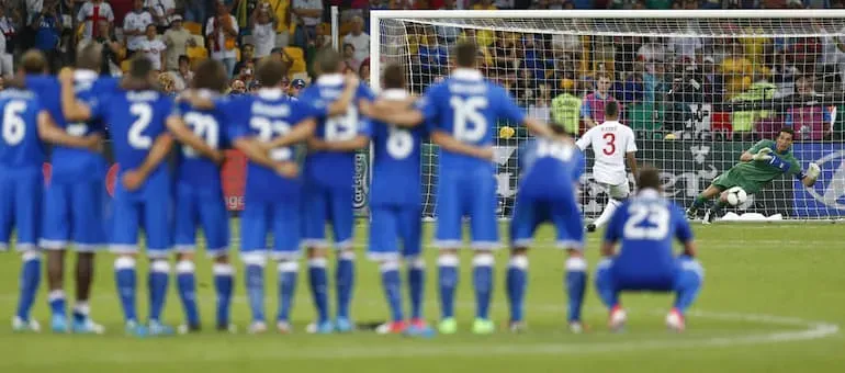 Buffon vola a neutralizzare il rigore di Cole!