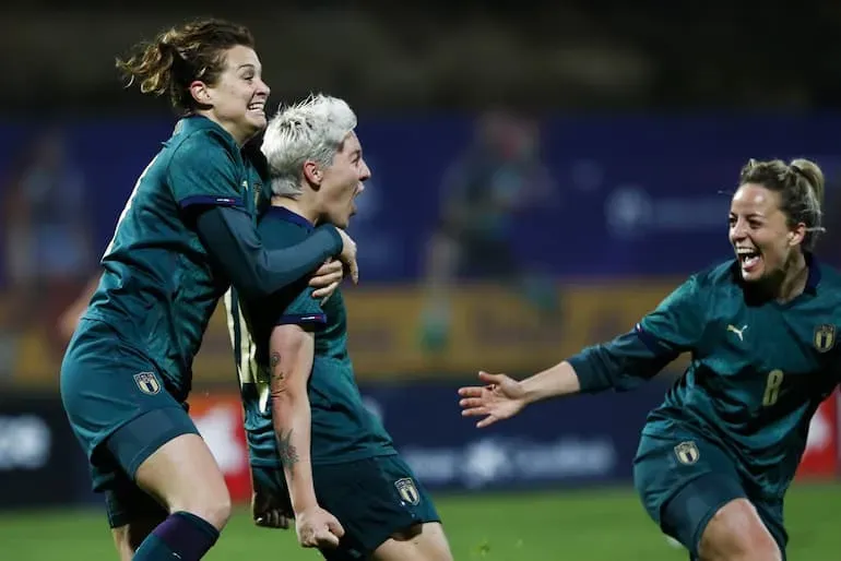 Un abbraccio delle Azzurre!