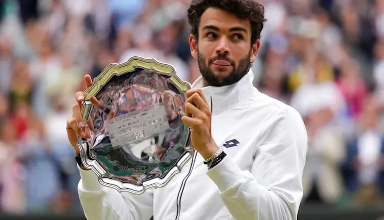 Matteo Berrettini con il trofeo per il secondo classificato