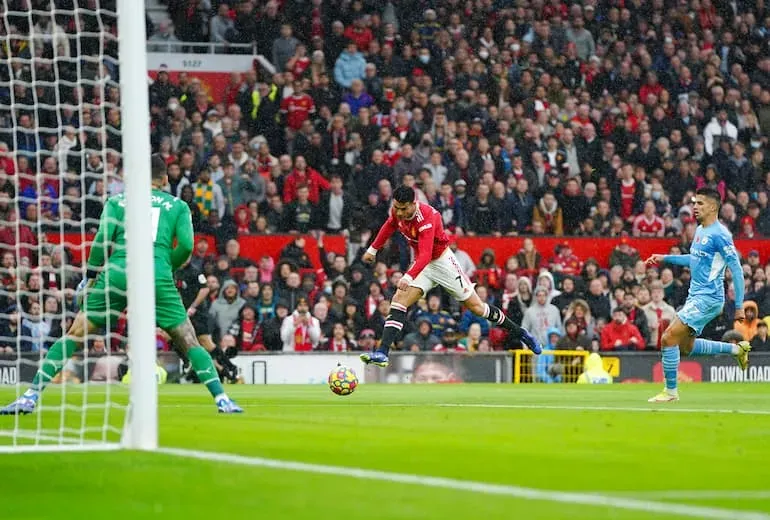 CR7 al tiro nel derby di Manchester!