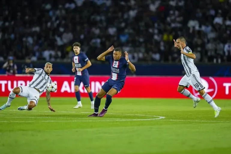Paredes subito contro il suo Paris!