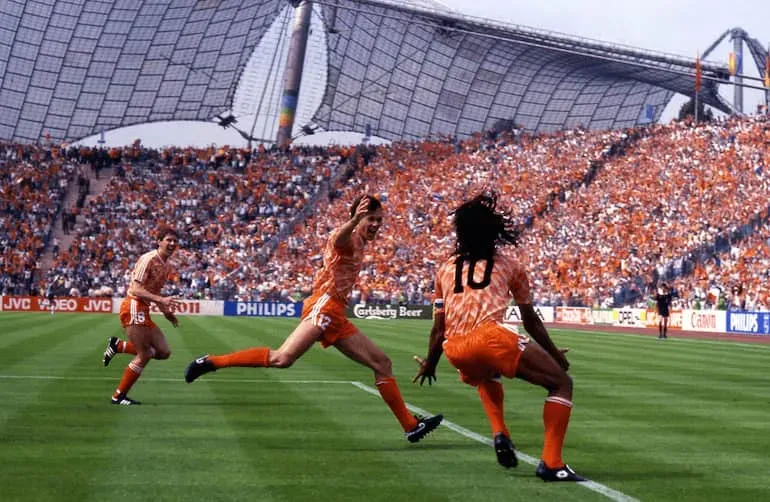 L'esultanza di Marco Van Basten a Monaco