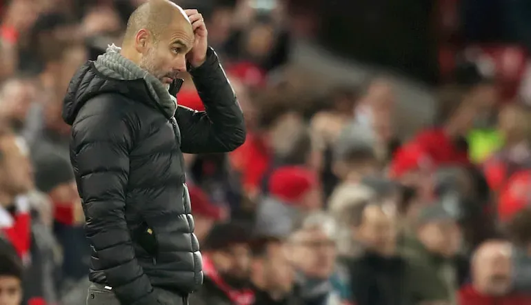 Guardiola segue, sconsolato, la gara in piedi