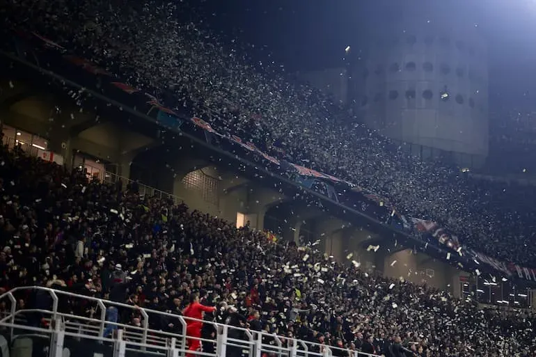 I tifosi rossoneri lanciano finti dollari verso Donnarumma