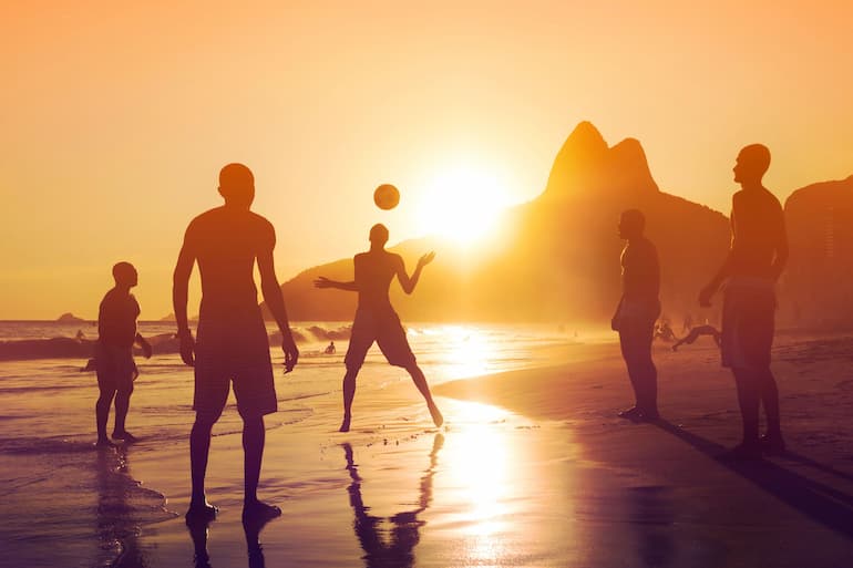 Si palleggia sulla spiaggia di Rio