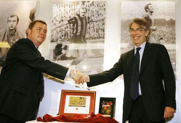 Moratti con l'allora presidente dello Sheffield FC, Richard Tims 