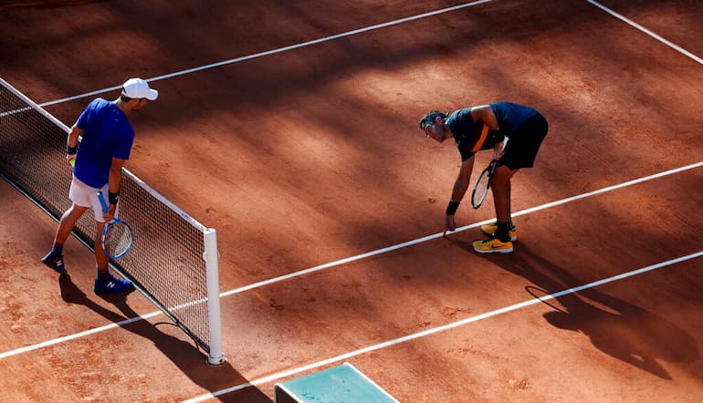 Juan Martin del Potro indica il punto nel quale è caduta la pallina