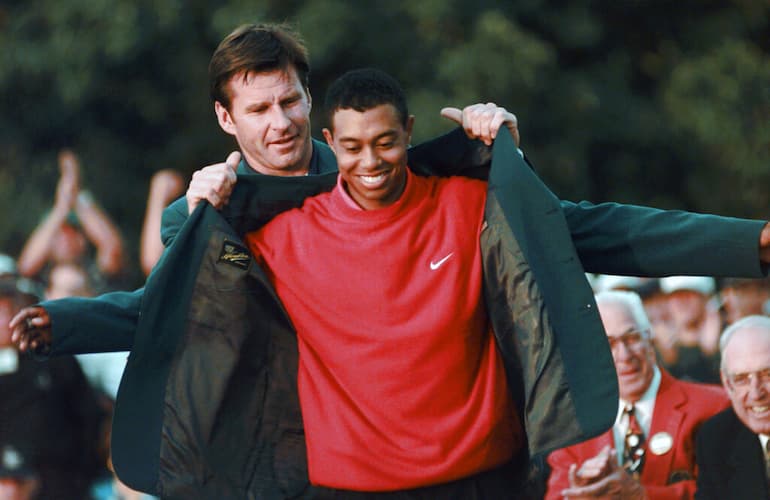 La giacca del vincitore sopra la felpa Nike