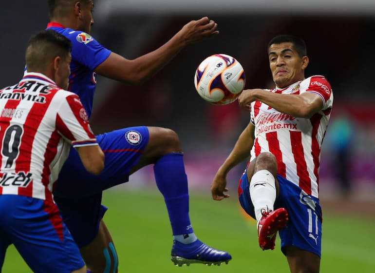 Un contrasto tra un calciatore del Guadalajara ed un altro del Cruz Azul!