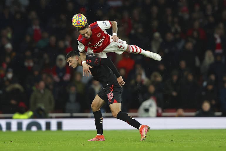 Un acrobatico anticipo di testa di Ben White!