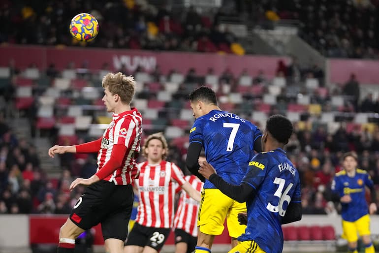 CR7 colpisce di testa