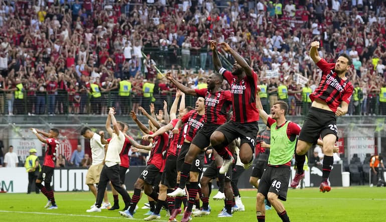 L'esultanza rossonera al termine della sfida con l'Atalanta!