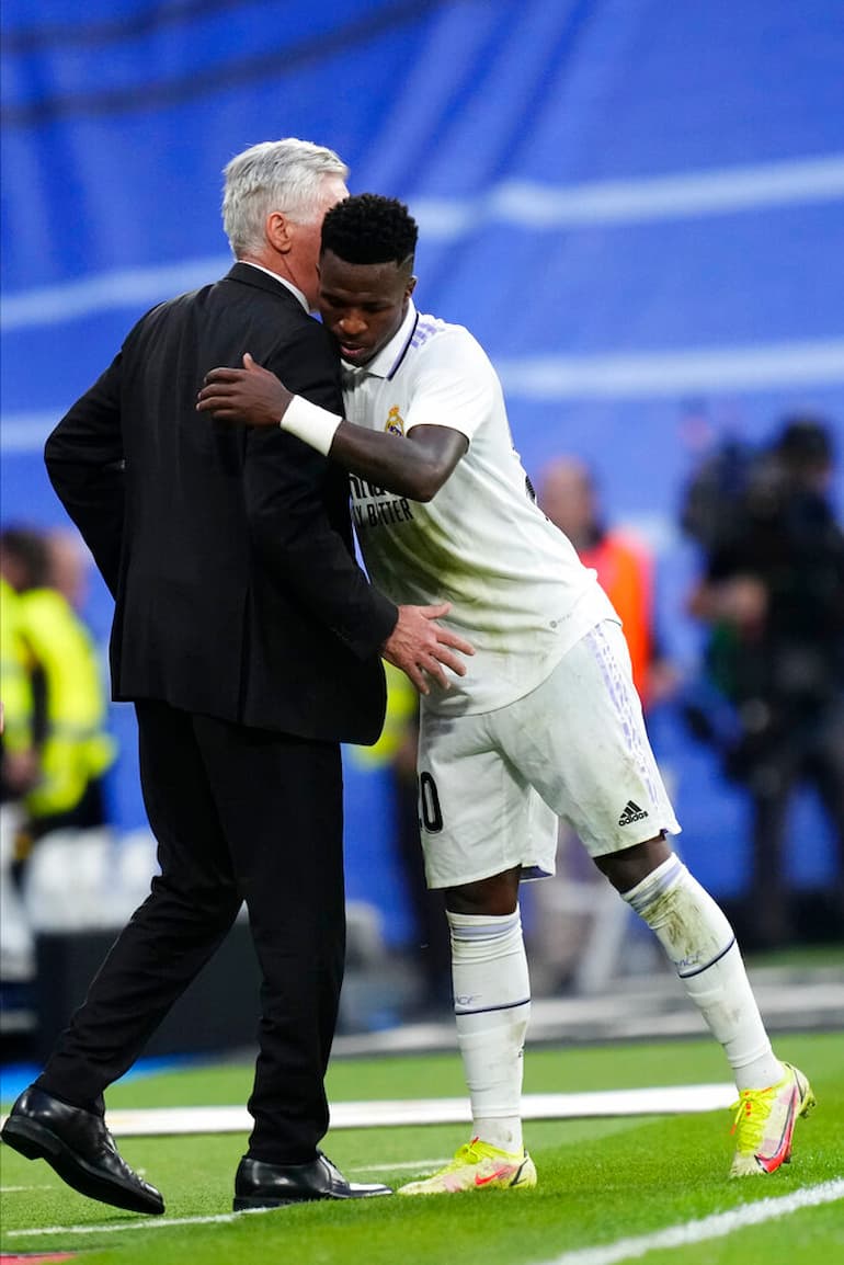 Un abbraccio stupendo tra Ancelotti e VJ23!