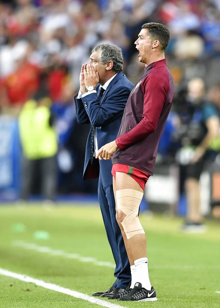 Fernando Santos con CR7 a bordo campo