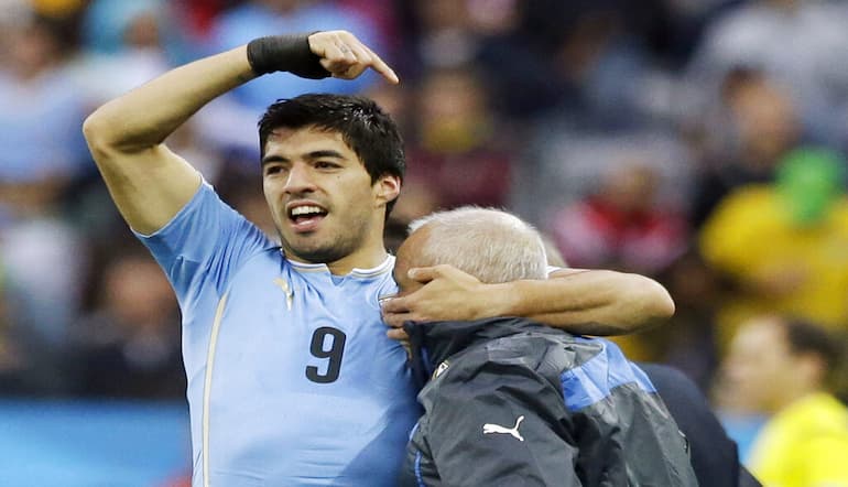 Suarez dedica al fisioterapista uruguagio il gol all'Inghilterra!