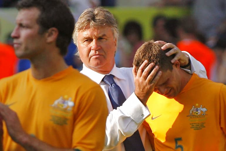 Guus Hiddink consola i suoi dolo l'eliminazione di Kaiserslautern...