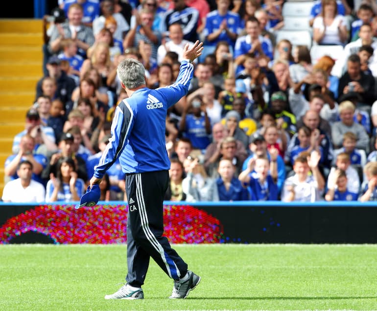 Ancelotti saluta il pubblico del Chelsea!
