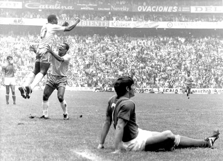 Pelé esulta a Città del Messico!