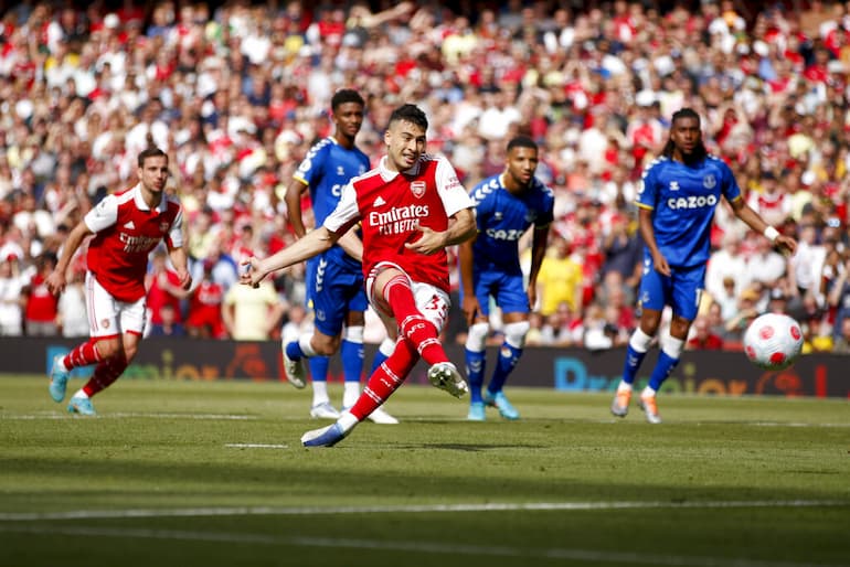 Gabriel Martinelli trasforma un rigore contro l'Everton!