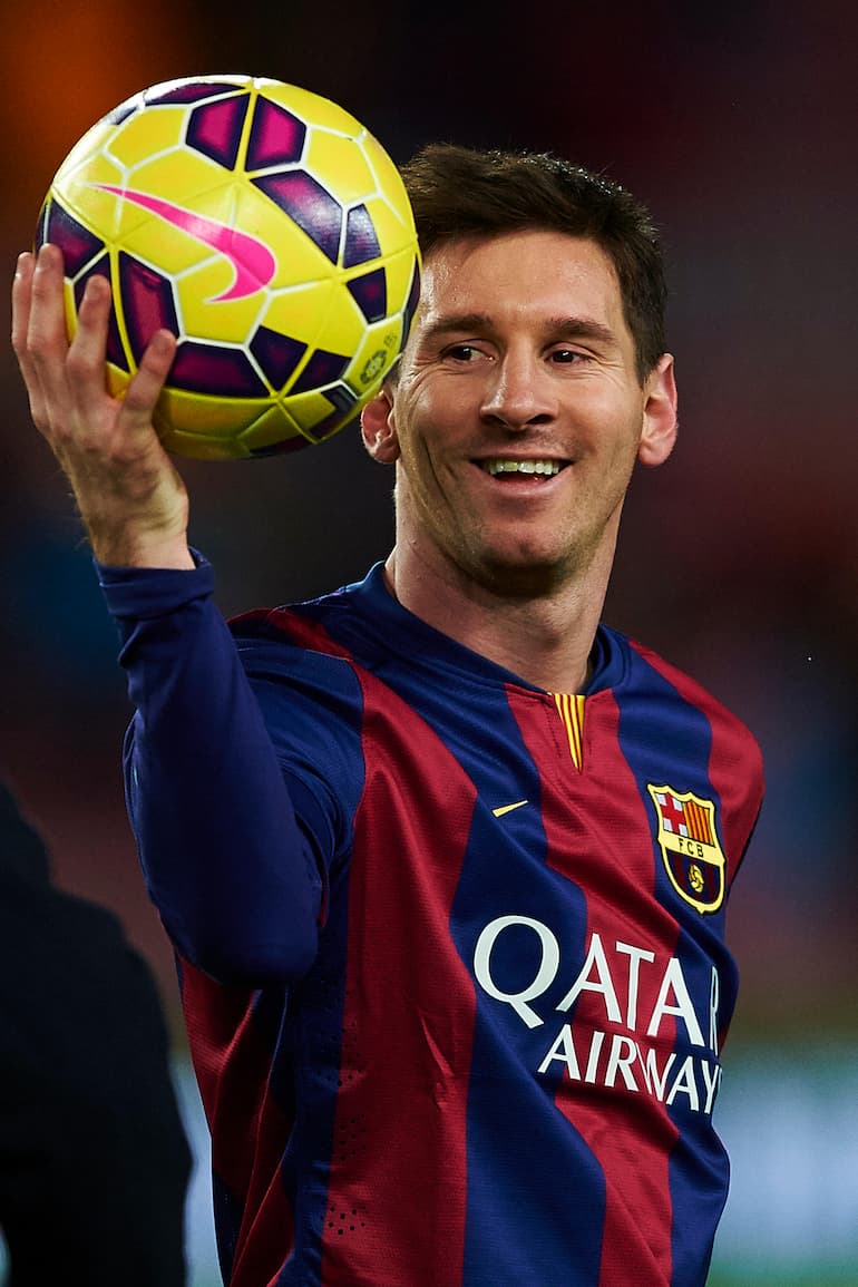 Messi si porta a casa il pallone al termine di un derby contro l'Espanyol