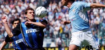 Couto e Bobo Vieri in un duello aereo il 5 maggio 2002