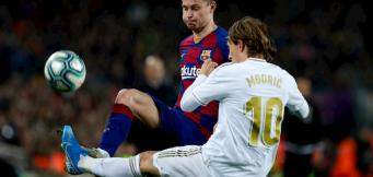 I due cervelli del centrocampo, de Jong e Modric si contendono la sfera!