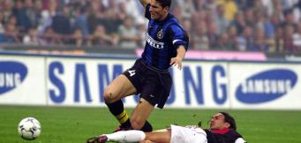 Paolo Maldini con il suo marchio di fabbrica: l'intervento in scivolata!