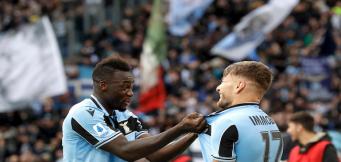 Caicedo esulta con Immobile sotto la Nord!
