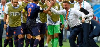 L'esultanza di bomber Van Persie con la panchina olandese!