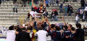 Di Vaio, festeggiato dai compagni al termine della stagione 2012!