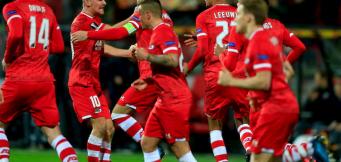 I compagni dell'AZ festeggiano il capitano Teun Koopmeiners, dopo la trasformazione di un calcio di rigore in Europa League!