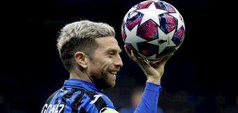Papu con il pallone della Champions
