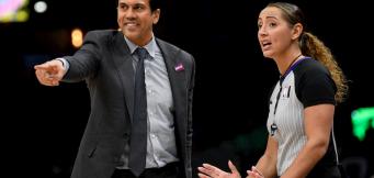 Coach Spoelstra parla con l'arbitro Ashley Moyer-Gleich!