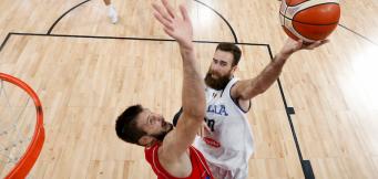 Luigi Datome supera il tentativo di stoppata del serbo Stefan Bircevic, nell'incontro dei quarti di Euro 2017 a Istanbul