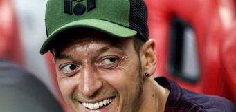 Ozil, ormai fisso a bordocampo!