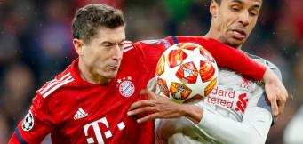 Robert Lewandowski e Joel Matip a contrasto, in un'immagine degli Ottavi del 2019!