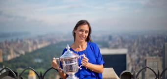 Flavia Penneta con il trofeo degli U.S. Open tennis al Rockefeller Center!