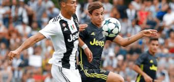 Un difensore della Juve B tenta di fermare CR7 a Villar Perosa