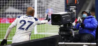Lucas Moura indica la telecamera