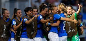 Un abbraccio tra le Azzurre!