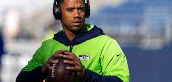 Il quarterback dei Seattle Seahawks, Russell Wilson si scalda 