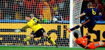 Il gol in finale del Mago Iniesta!