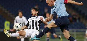 Tommaso Rocchi calcia in porta