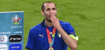 Giorgio Chiellini lancia un bacio verso la tribuna