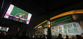 Un maxischermo a Milwaukee durante le Finals 2021!