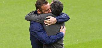 De Rossi abbraccia Luis Enrique, prima di Italia - Spagna a Wembley!