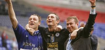 Abramovich con le due bandiere del Chelsea!