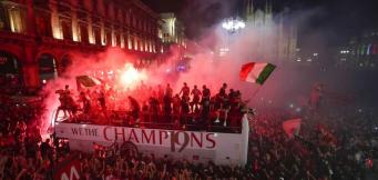I festeggiamenti del Milan in pullman