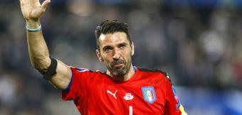 Buffon con la maglia azzurra