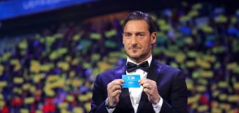 Totti durante il sorteggio dell'europeo itinerante